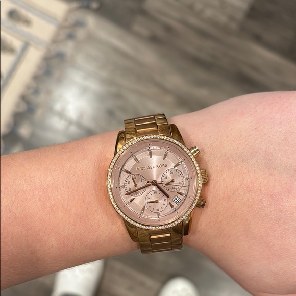 Michael Kors Rose Gold Women's Watch - Picture 6 of 7